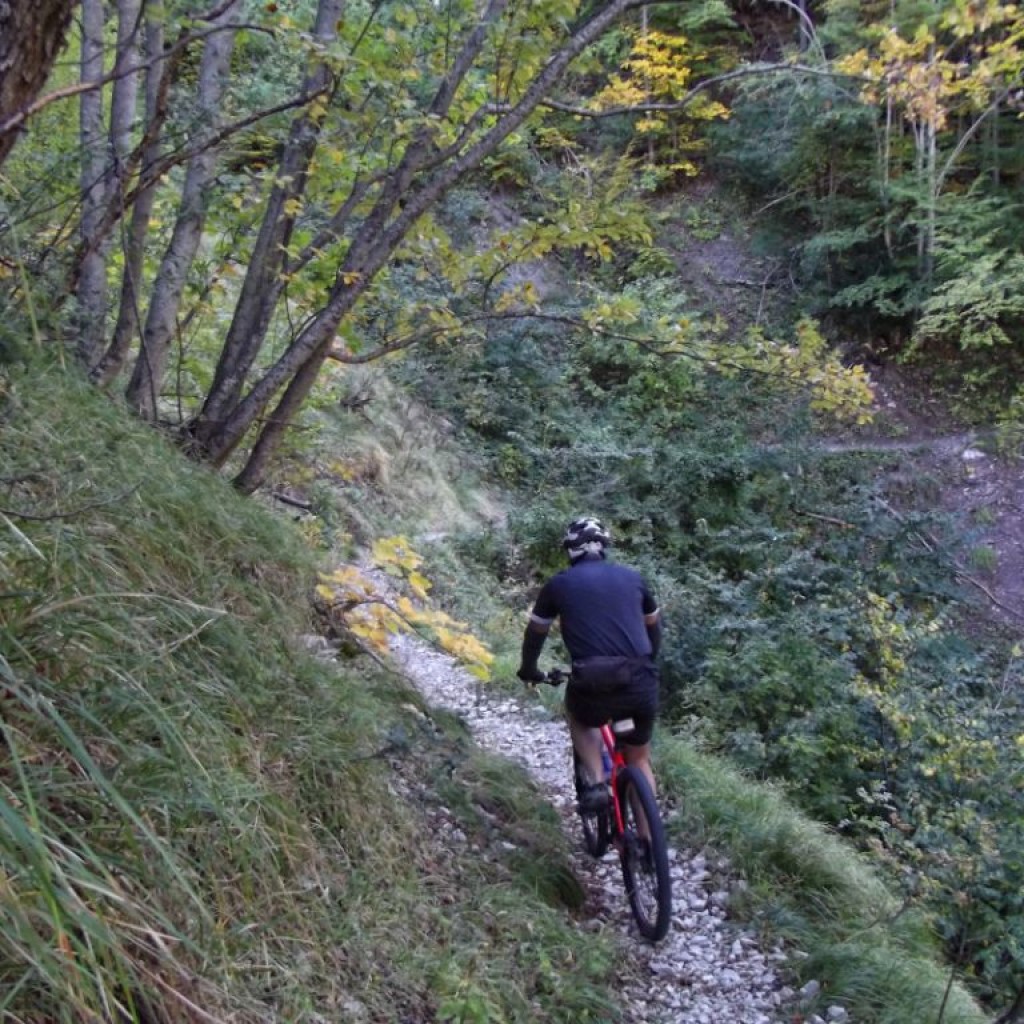 sentiero per le cascate dell'acquasanta